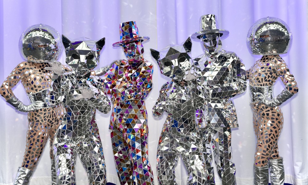 Mirror People performers