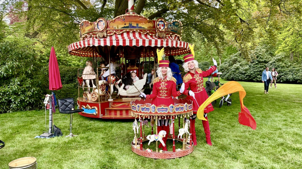 Piccolo's: mobiele Candy Carrousel op circus event als ludieke ontvangst en uitdeel act 
