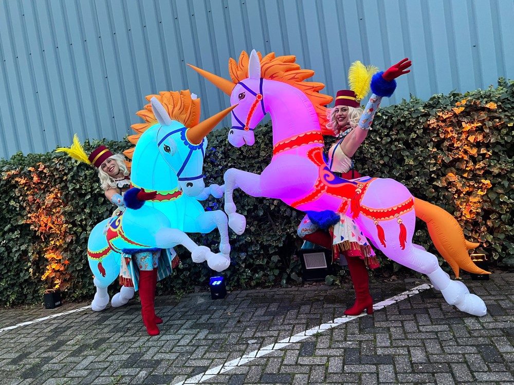 Giants: prachtige Magic Parade Horses van maarliefst 3m lang met LED glow verlichting. Tot leven gebracht door een thematische speler in circus/piccolo kostuum. 
