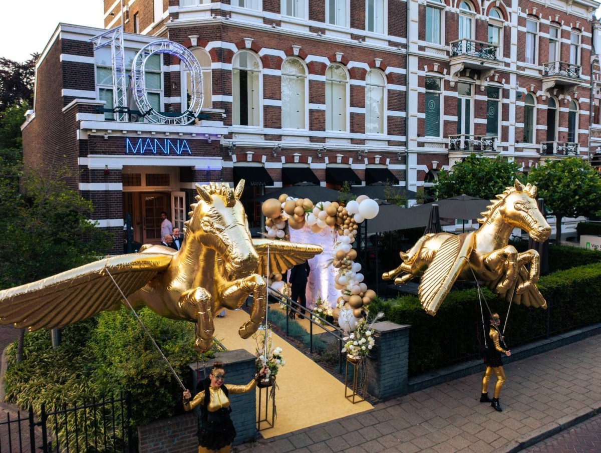 Giant Souls: gouden vliegende paarden van maarliefst 3,5m groot. Unieke act, grote impact, grootse allure..