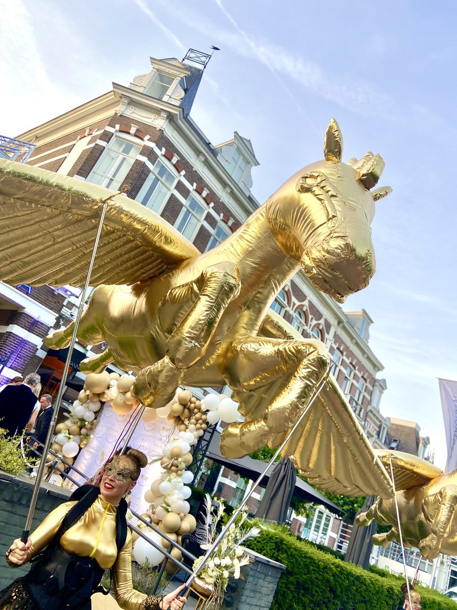 Ontvangst act met de Giant Souls bij een bruiloft entree: gouden vliegende paarden van maarliefst 3,5m groot. Unieke act, grote impact, grootse allure..