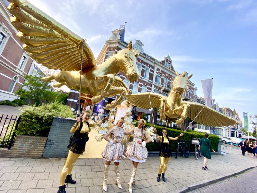 Ontvangst act met de Giant Souls bij een bruiloft entree: gouden vliegende paarden van maarliefst 3,5m groot. Unieke act, grote impact, grootse allure..